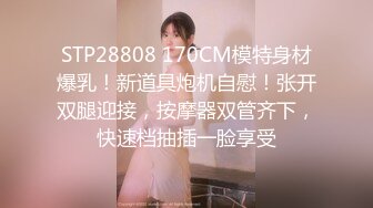 勾搭两个风骚女技师小哥想要啪啪，淫声荡语不断撩骚动手动脚扒光玩奶各种爆草，还让骚女打电话草她好刺激-